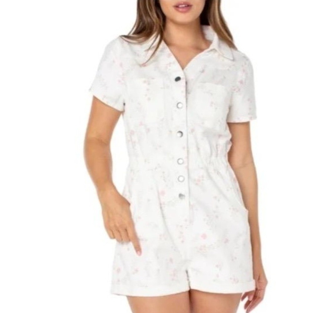 Celebrity Pink Romper Womans Medium Floral Short Sleeve Snap Front Elastic Waist